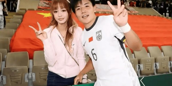 恭喜，国足22岁小将留洋，加盟英超豪门，女友曝光，长相甜美，陪伴留洋