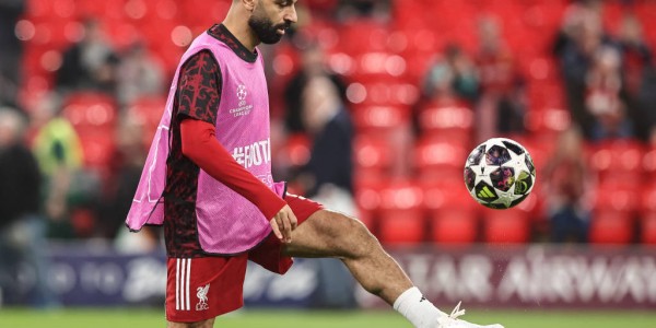 安菲尔德狂潮！利物浦4-0碾压加拉塔萨雷，总分4-1晋级欧冠八强，萨拉赫第50球载入史册