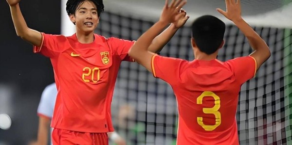 李镇全将被德甲狼堡队以490万转会费引进，重庆球迷祝福回应，却是假新闻